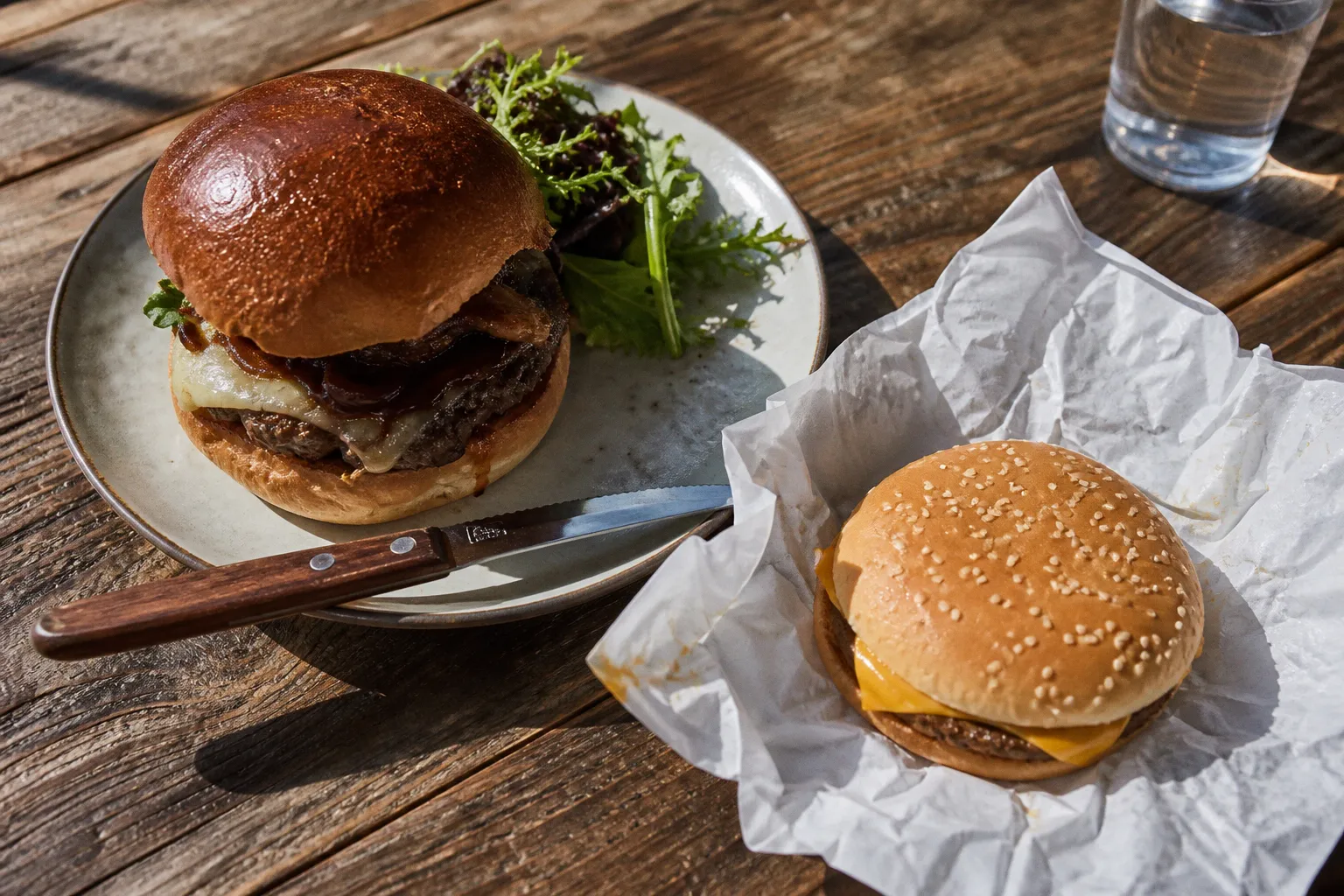 Burger gourmet ou fast-food : le match selon vos envies
