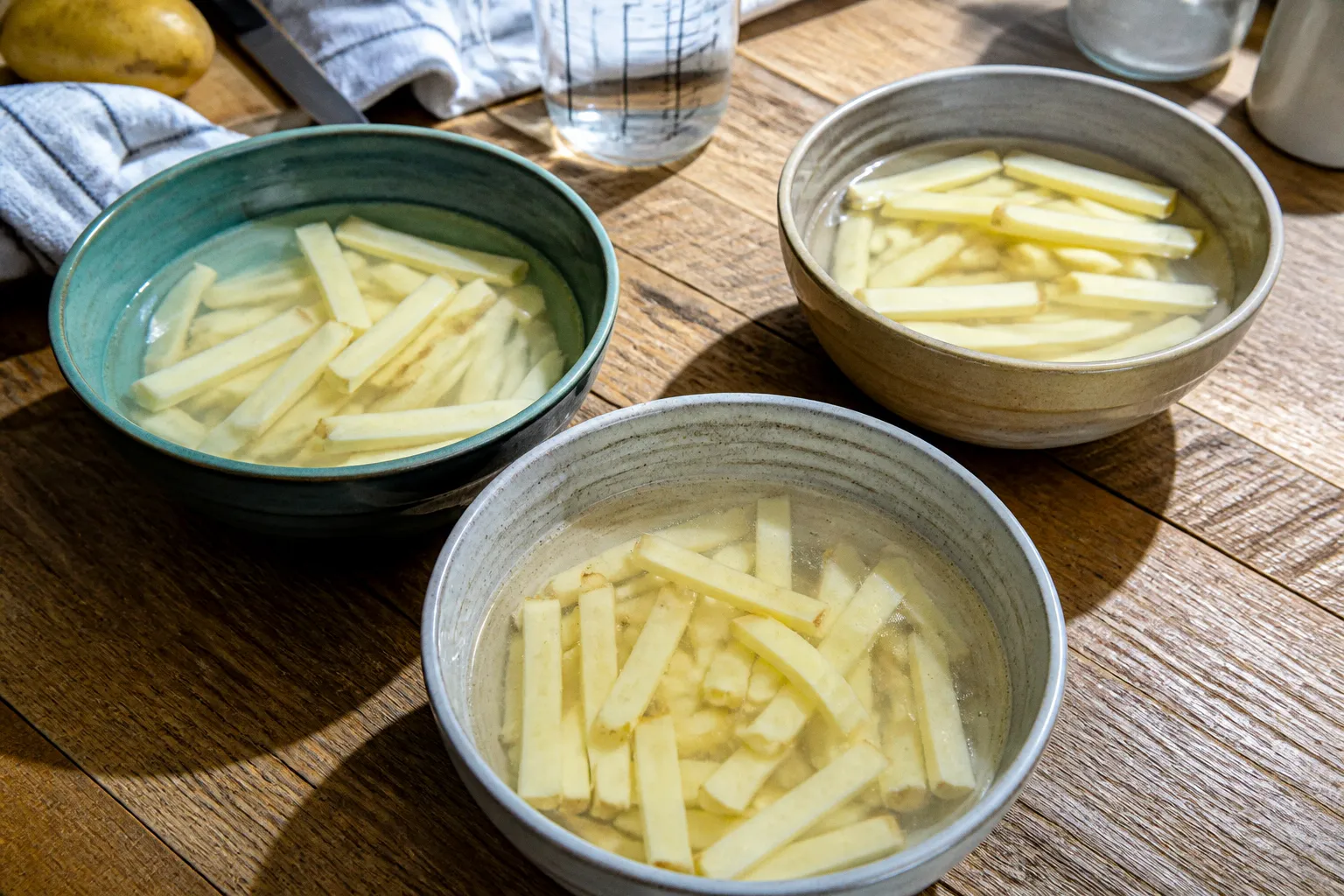Frites croustillantes : le test de trois méthodes de trempage