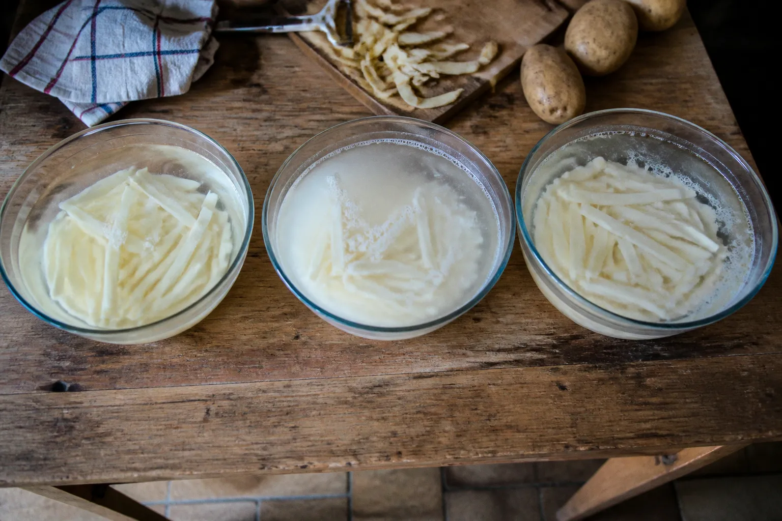 Frites maison : le test de trois méthodes de trempage