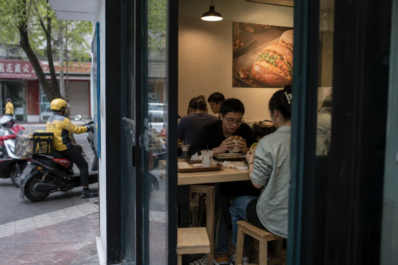 La conquête du burger chinois : quand les enseignes de café et de hotpot s'emparent du marché