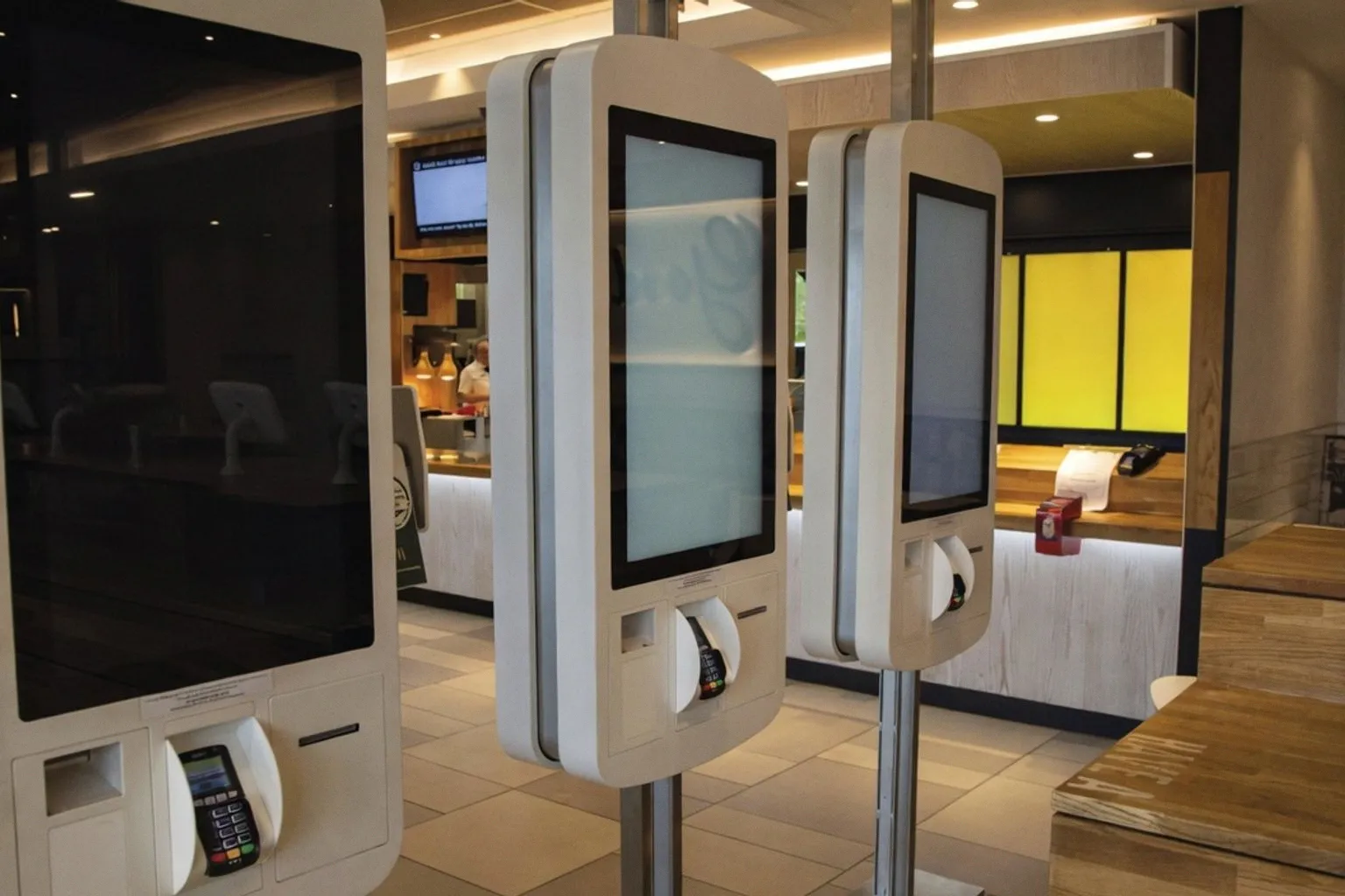 Le retour de l'humain : pourquoi les géants du fast-food délaissent enfin les bornes tactiles