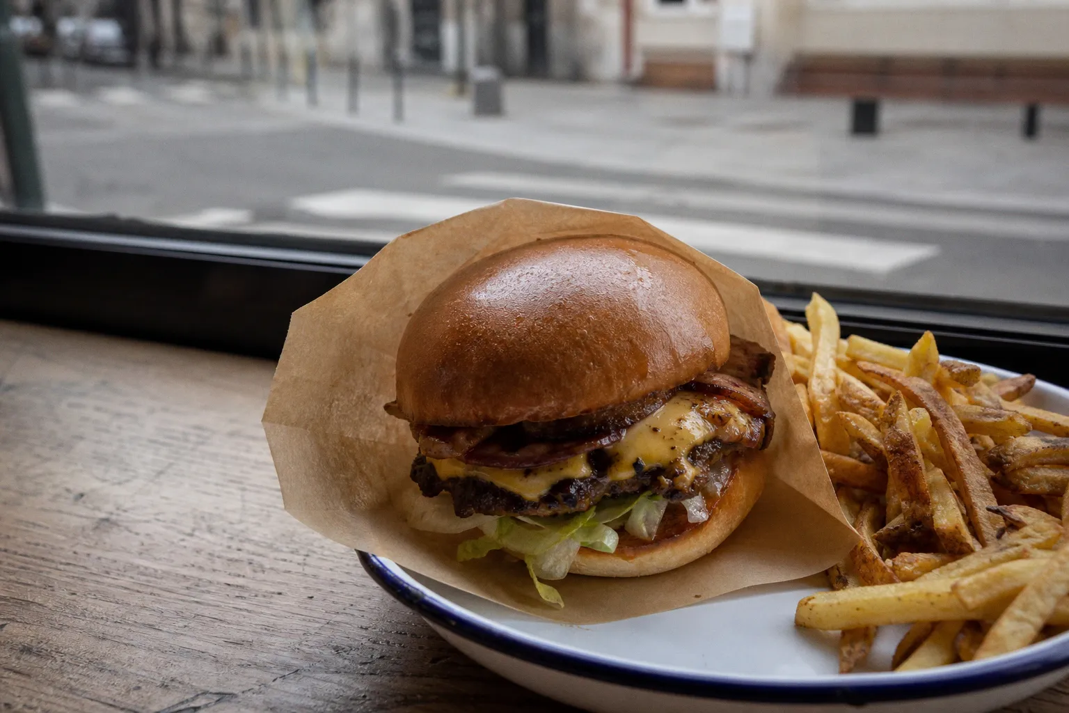 Où manger un vrai burger à Paris : comment débusquer les meilleures adresses