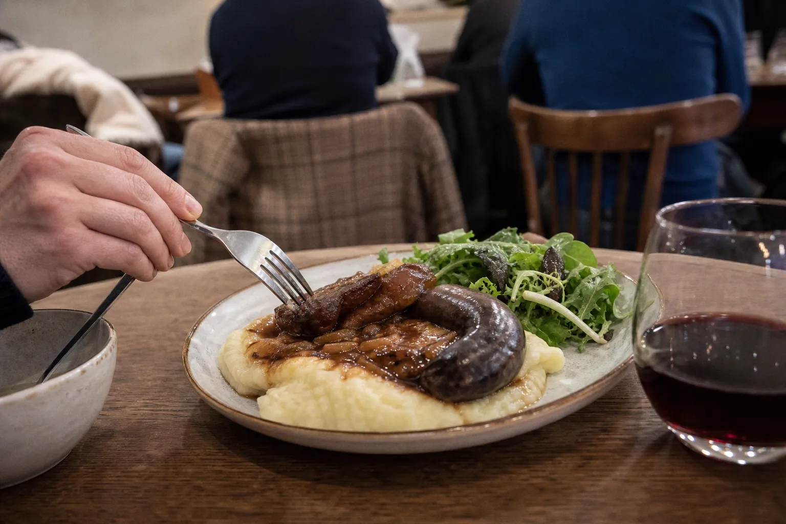 Où trouver les plats les plus réconfortants à Paris pour oublier la grisaille