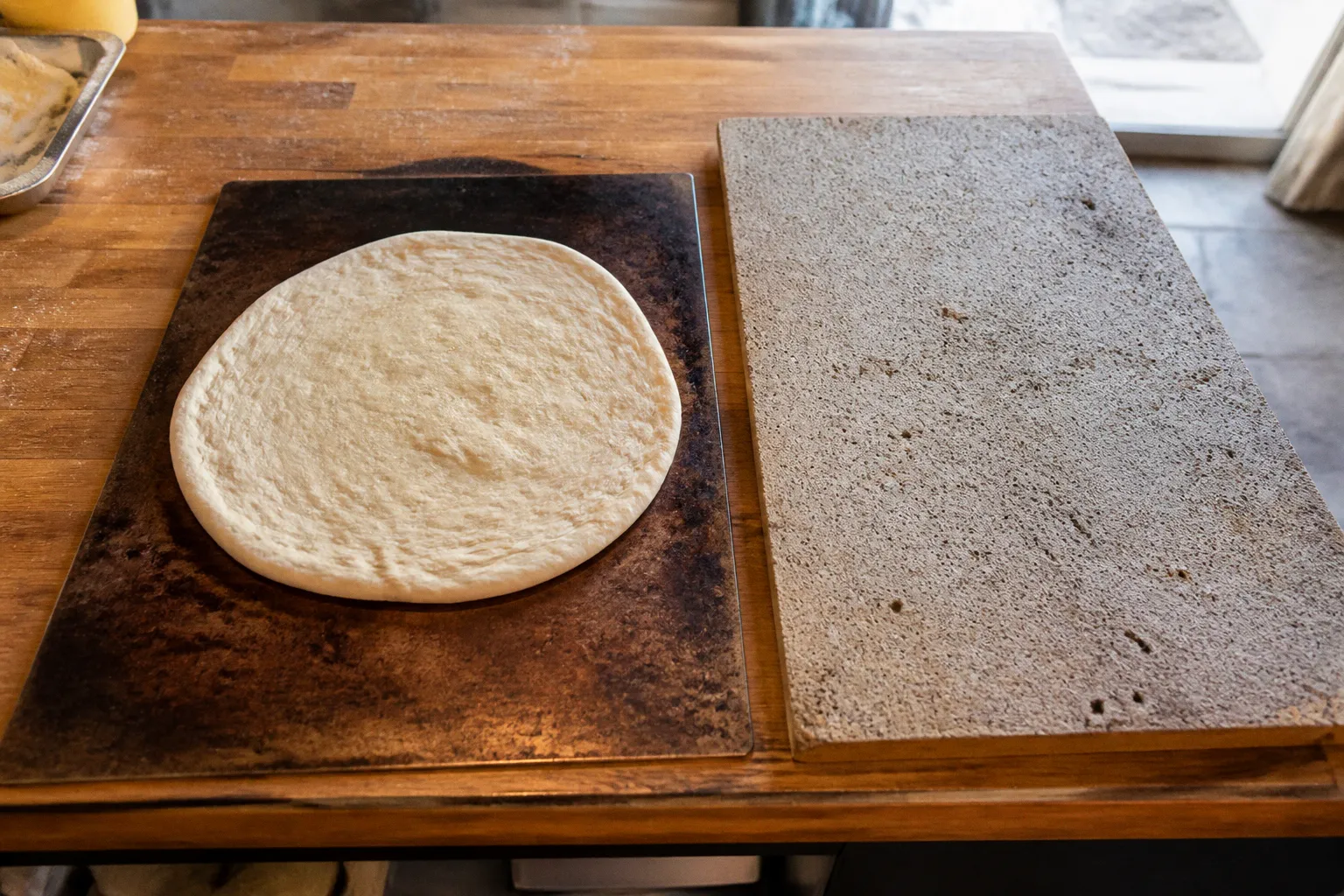 Pierre à pizza ou acier : notre verdict pour vos pâtes