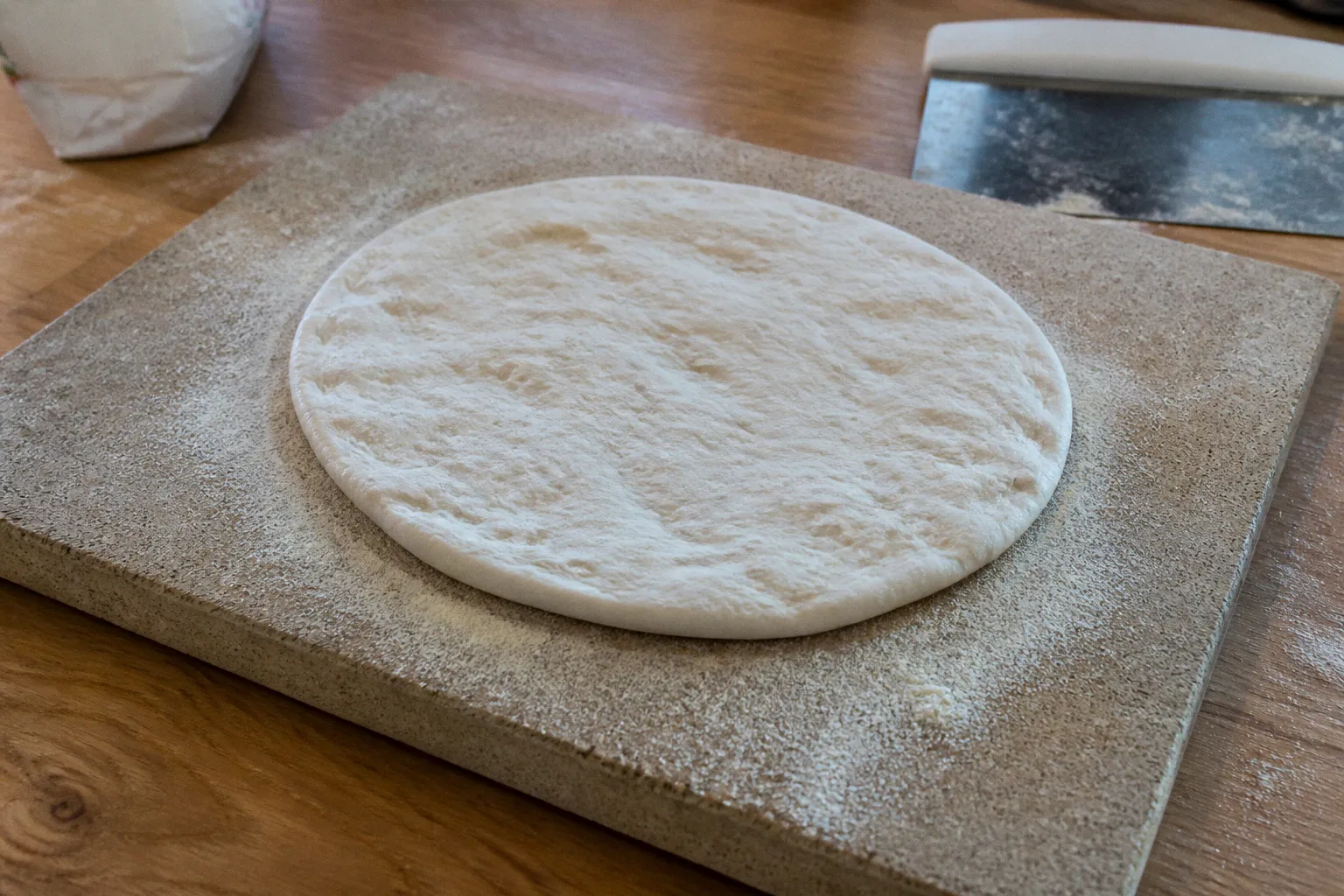 Pierre à pizza : quatre matériaux selon votre four