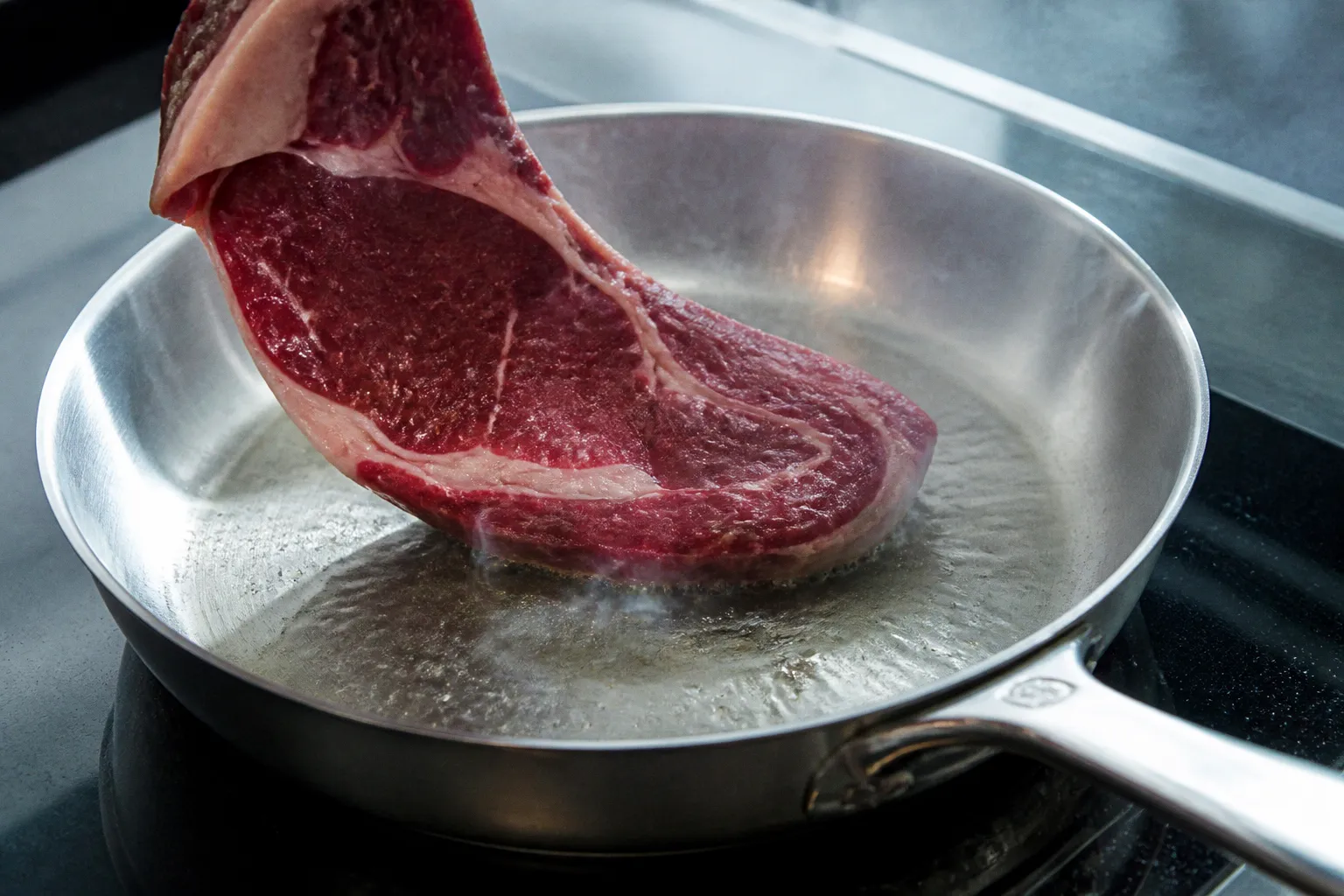 Poêle en inox ou en fonte : le choix pour saisir la viande