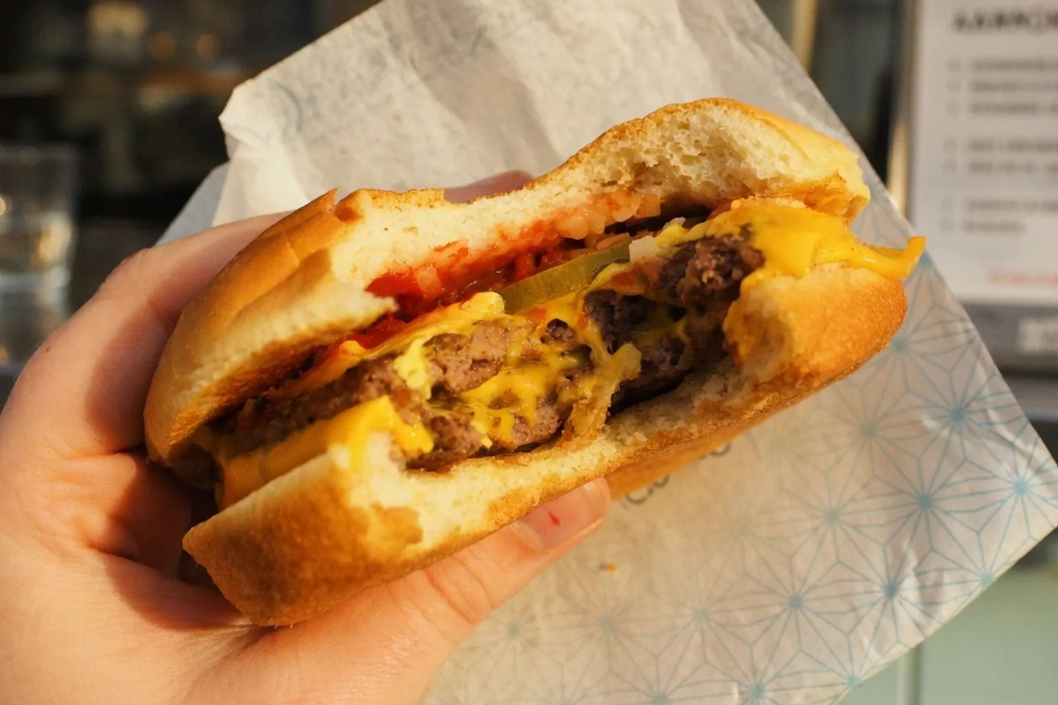 Test comparatif : pourquoi le cheeseburger le moins cher surpasse les versions premium