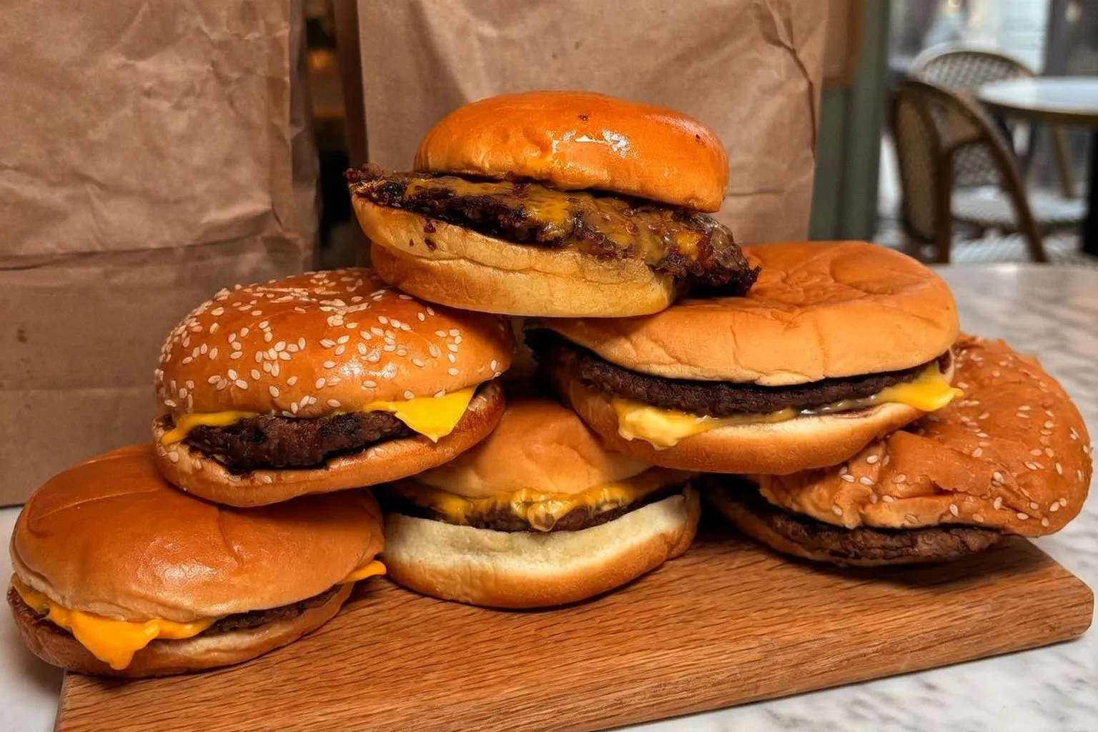 Test comparatif : quel cheeseburger de fast-food surpasse vraiment la concurrence ?